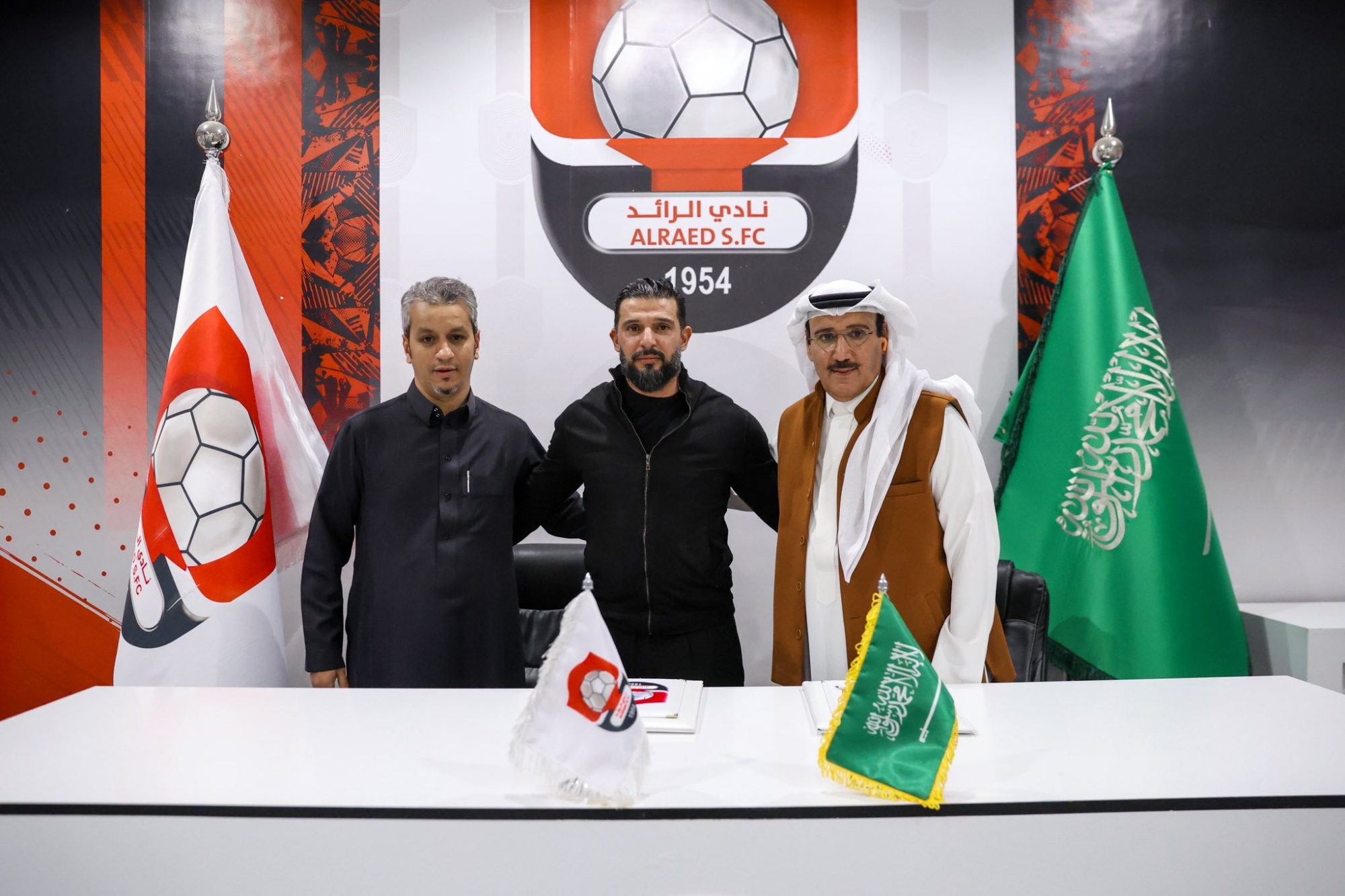 توقيع ناصيف البياوي على عقود تدريب الرائد