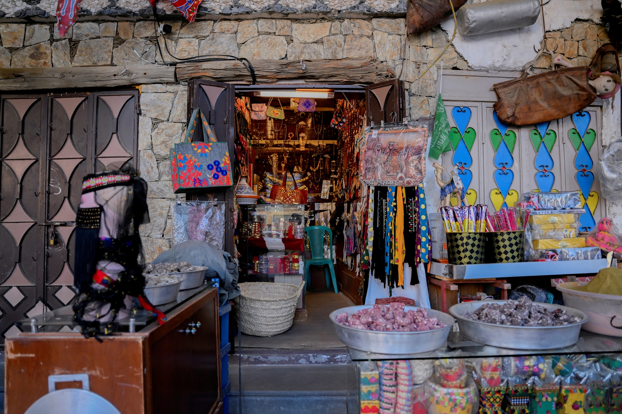 يعزز استدامة الصناعات التقليدية ويثري التجربة السياحية في المنطقة