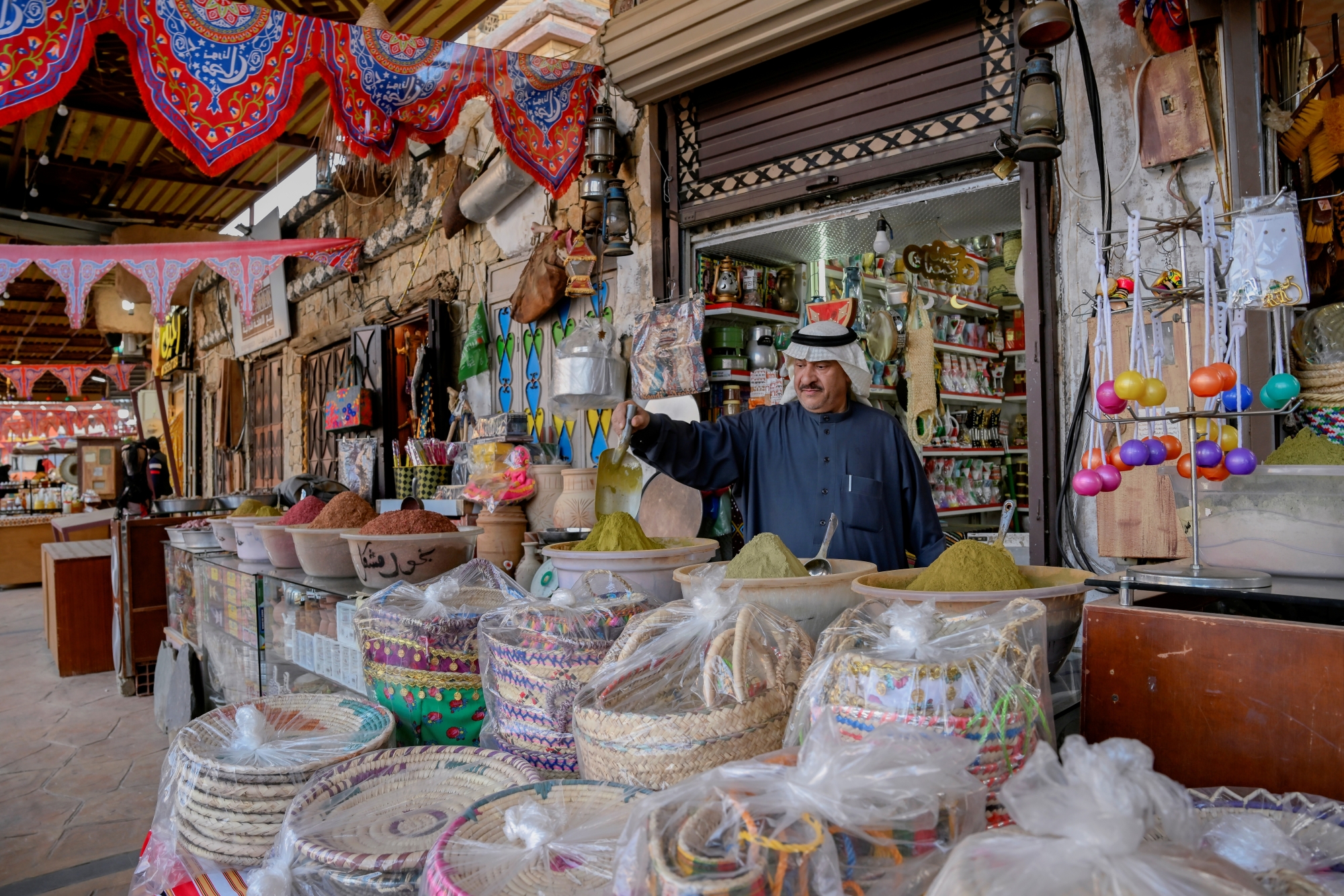 يعزز استدامة الصناعات التقليدية ويثري التجربة السياحية في المنطقة