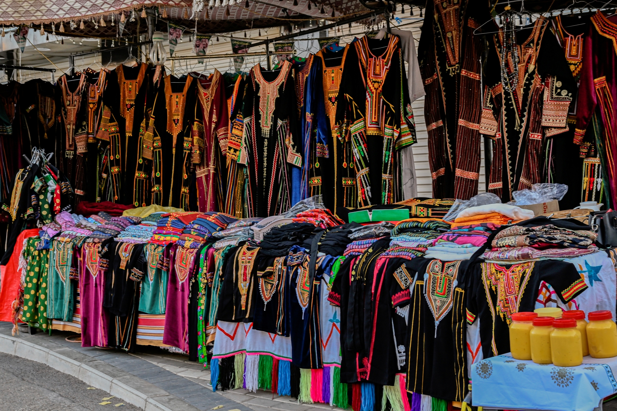 ترافق الملابس التراثية تجهيزات أخرى تشمل تزيين المنازل والمحال التجارية بالزخارف