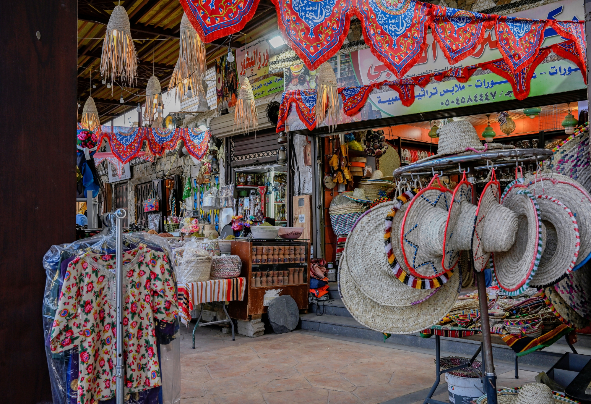 ترافق الملابس التراثية تجهيزات أخرى تشمل تزيين المنازل والمحال التجارية بالزخارف