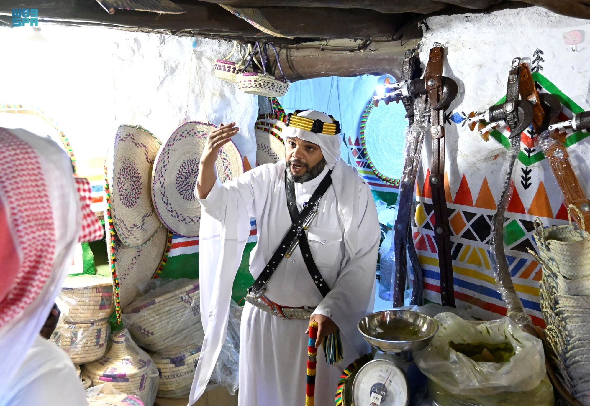 ترافق الملابس التراثية تجهيزات أخرى تشمل تزيين المنازل والمحال التجارية بالزخارف