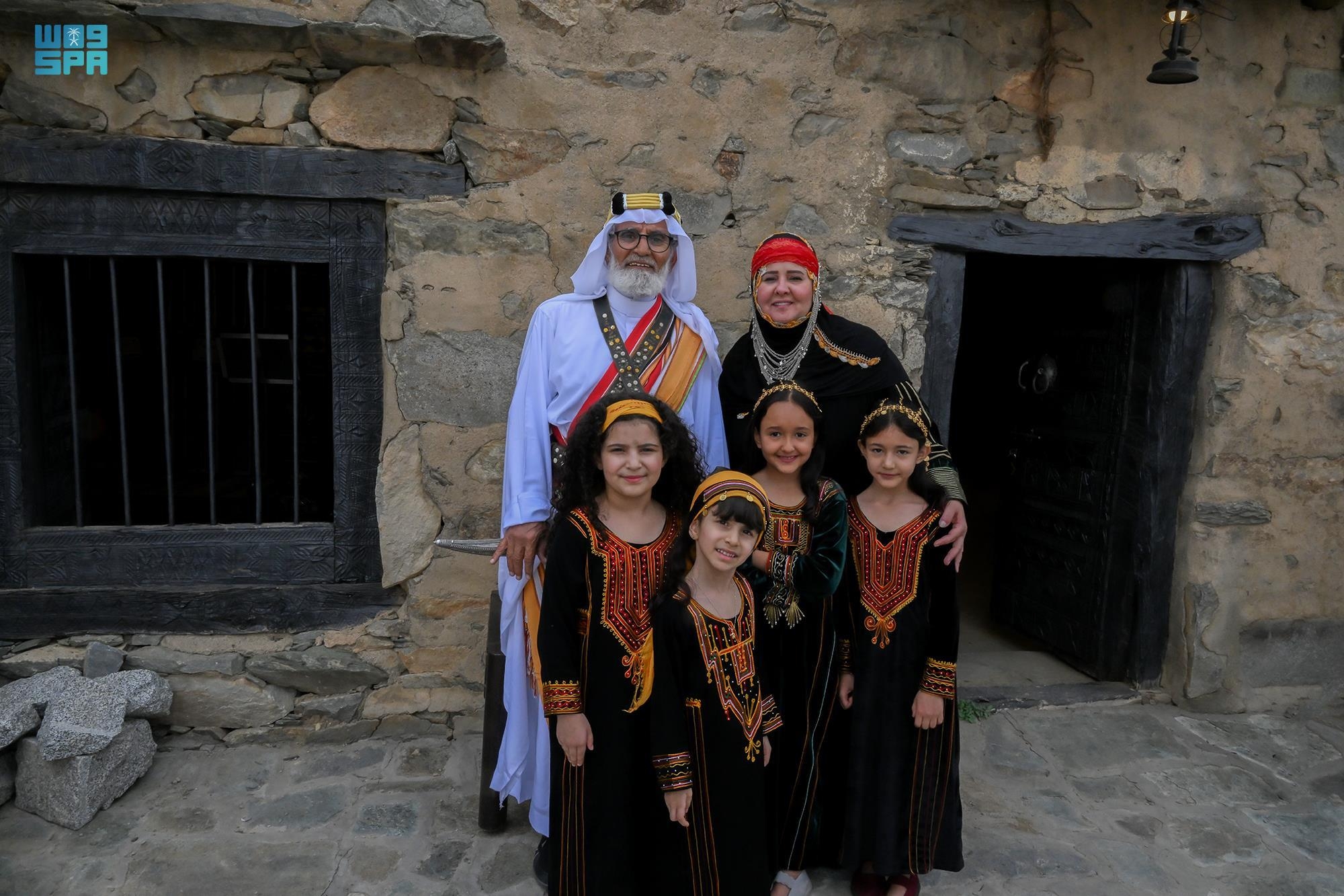 ترافق الملابس التراثية تجهيزات أخرى تشمل تزيين المنازل والمحال التجارية بالزخارف