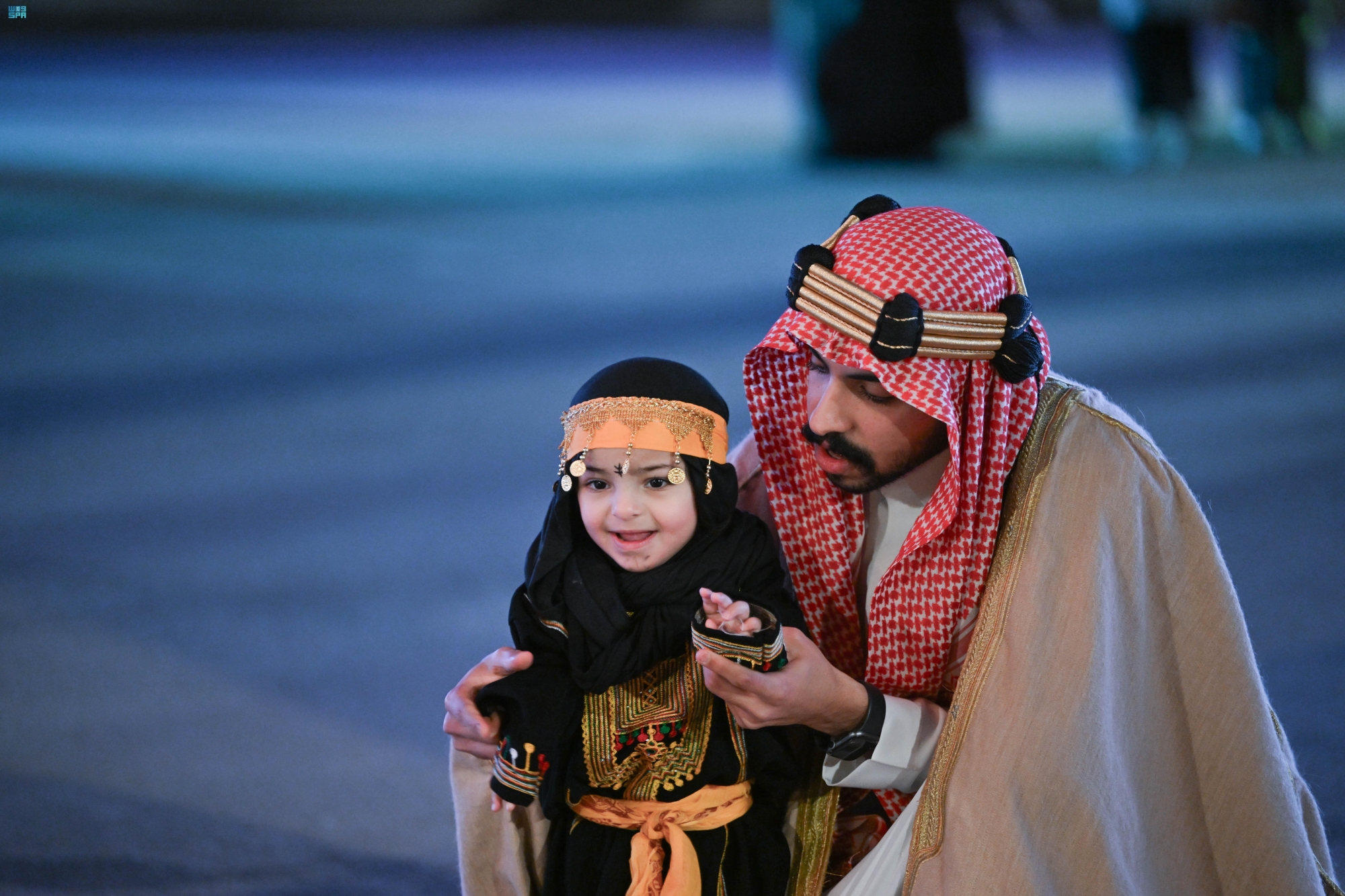 ترافق الملابس التراثية تجهيزات أخرى تشمل تزيين المنازل والمحال التجارية بالزخارف