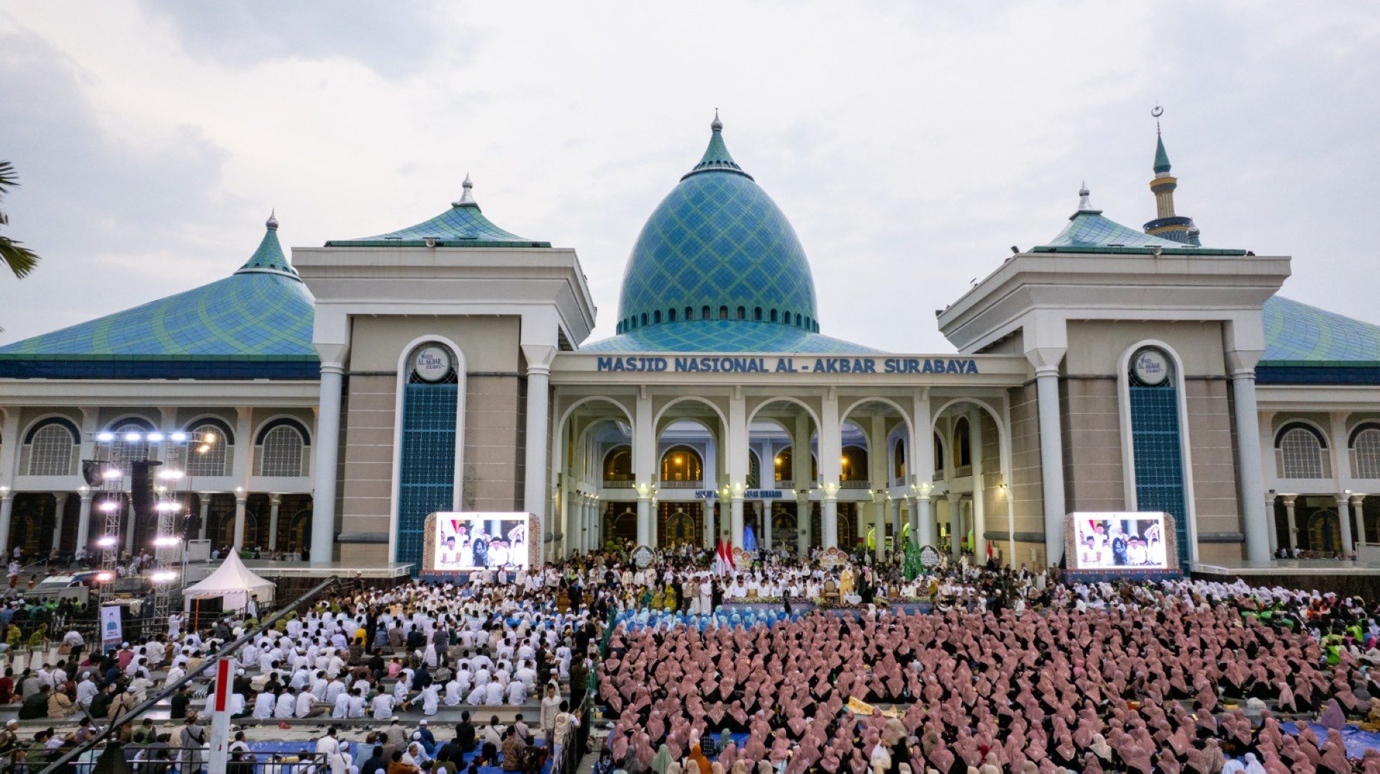 ضمن برنامجي خادم الحرمين الشريفين لتوزيع التمور وتفطير الصائمين