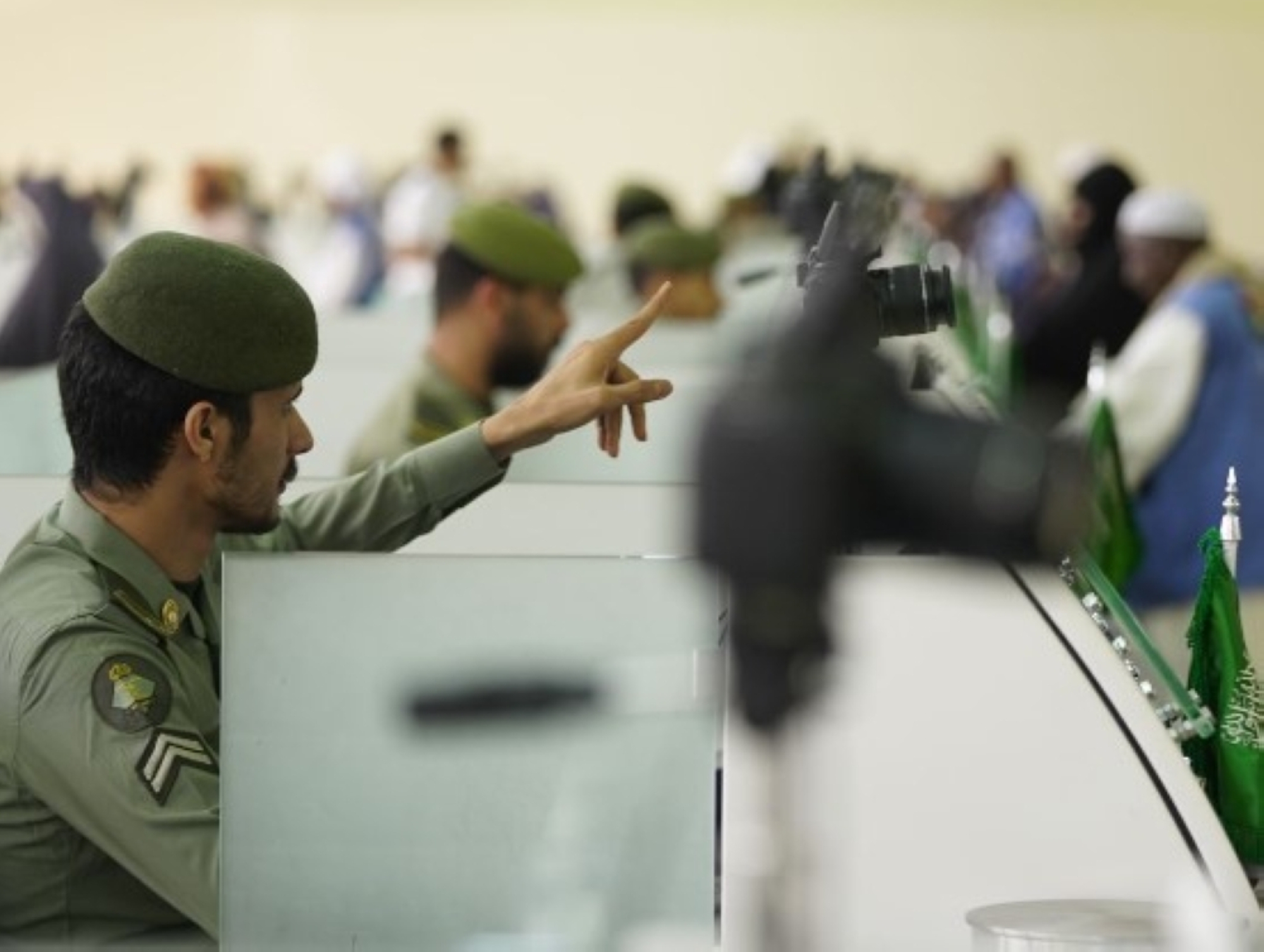 وجه التهنئة إلى الأفراد المترقّين