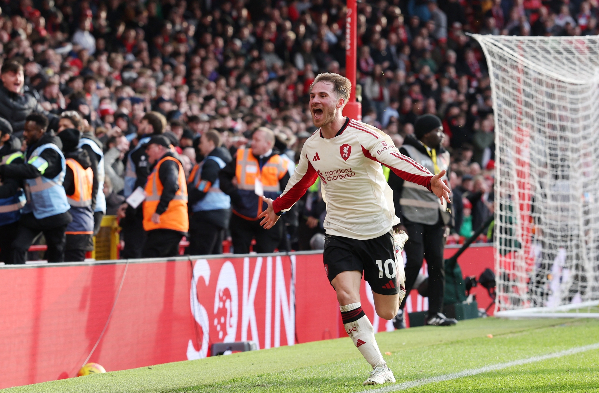 ماك أليستر يحتفل بتسجيل هدف الفوز