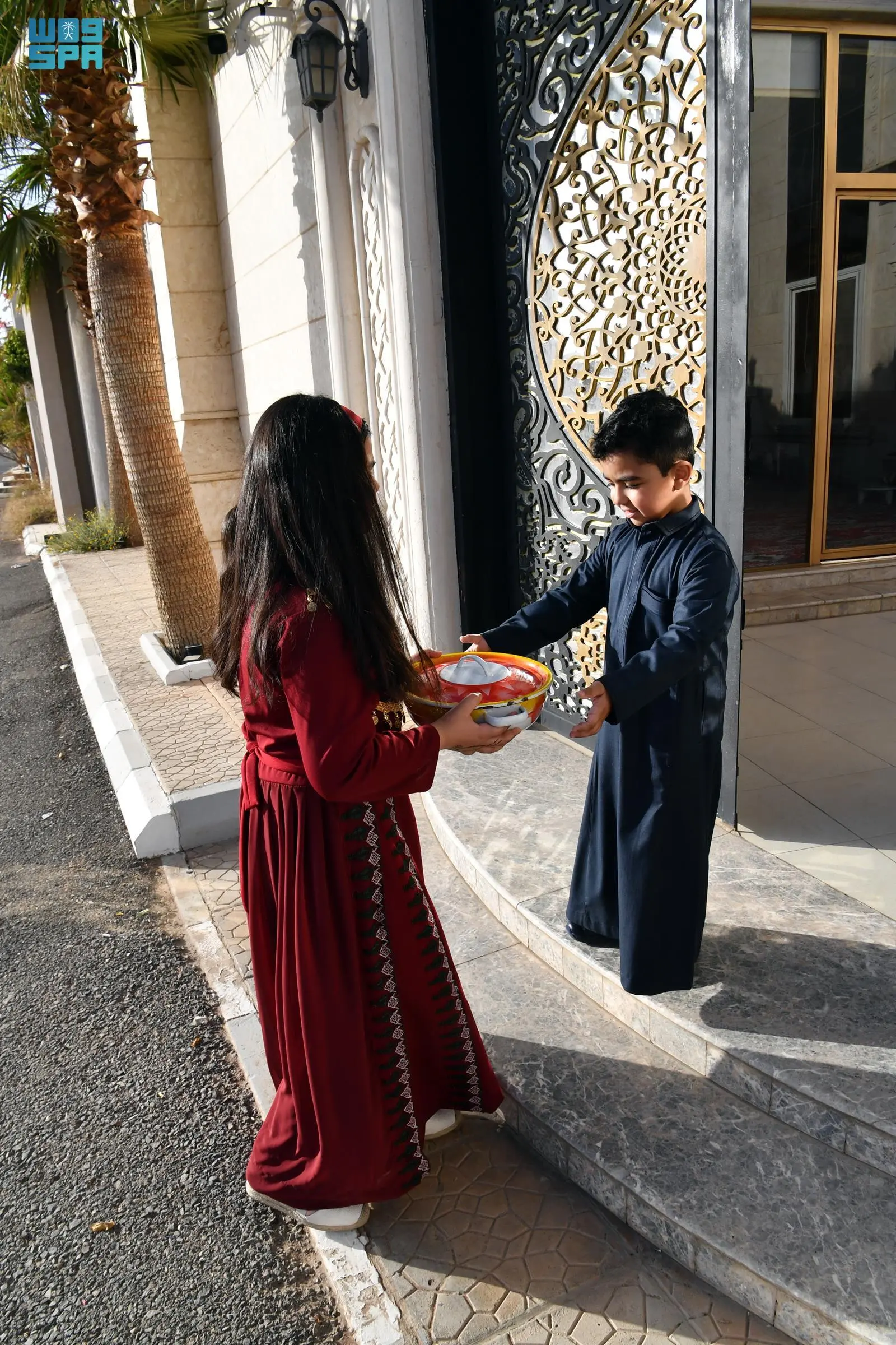 يخرج الأطفال حاملين الأطباق