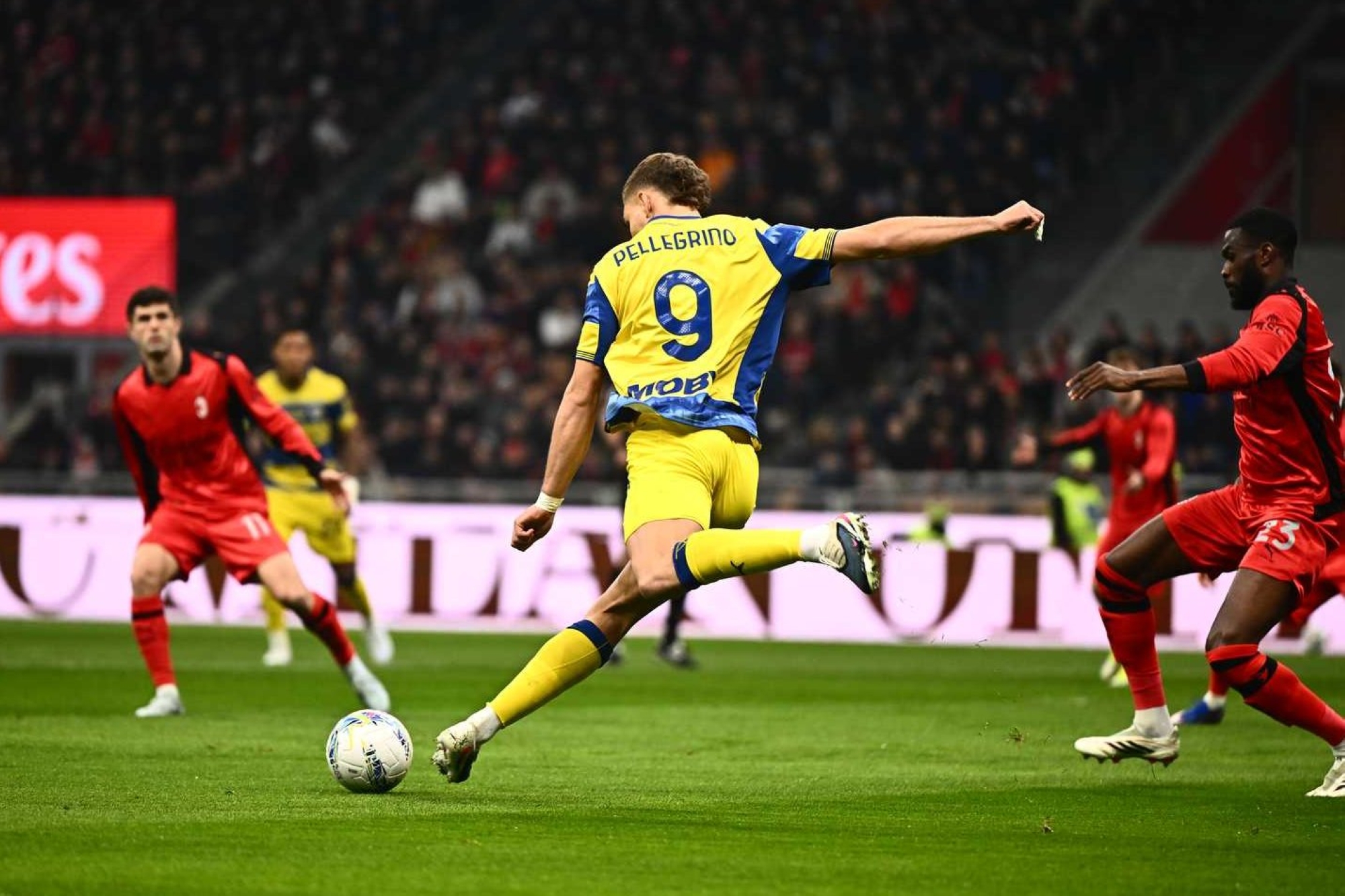 جانب من مباراة بارما أمام ميلان