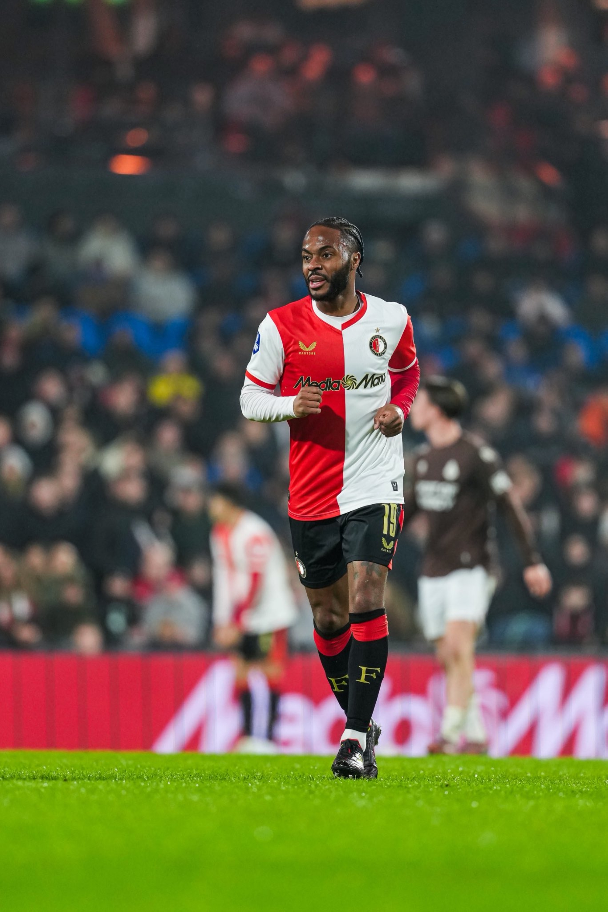 رحيم سترلينج بقميص فينوورد