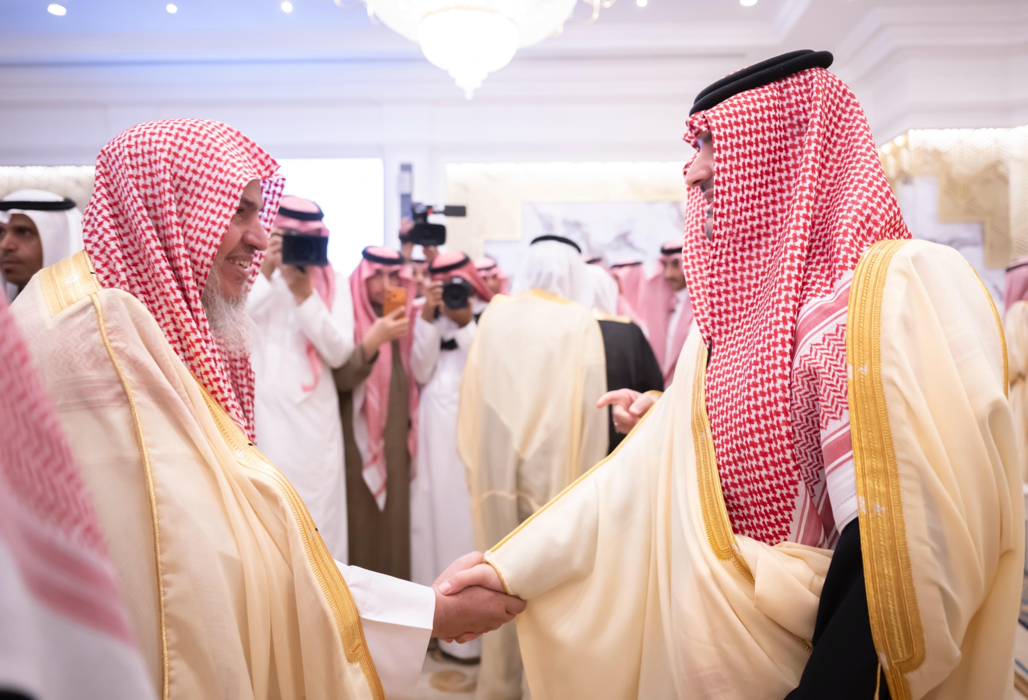 الأمير عبدالعزيز بن سعود يلتقي عددًا من أهالي منطقة القصيم